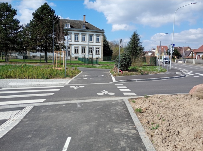 Strasbourg à Vélo milite pour l’ajout d’aplats de couleur pour mieux identifier la trajectoire des cyclistes, en priorité dans les intersections.